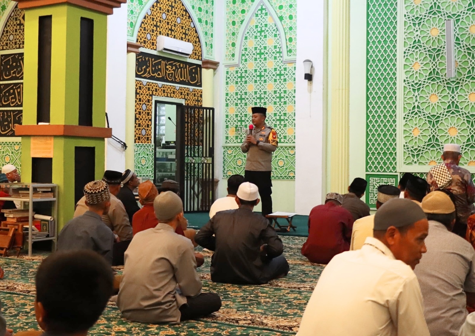 SAFARI RAMADAN: Kapolres Kubu Raya, AKBP Wahyu Jati Wibowo memberikan tausyiah saat melakukan Safari Ramadan di Masjid Nurul Muslimin Desa Limbung, Kecamatan Sungai Raya.