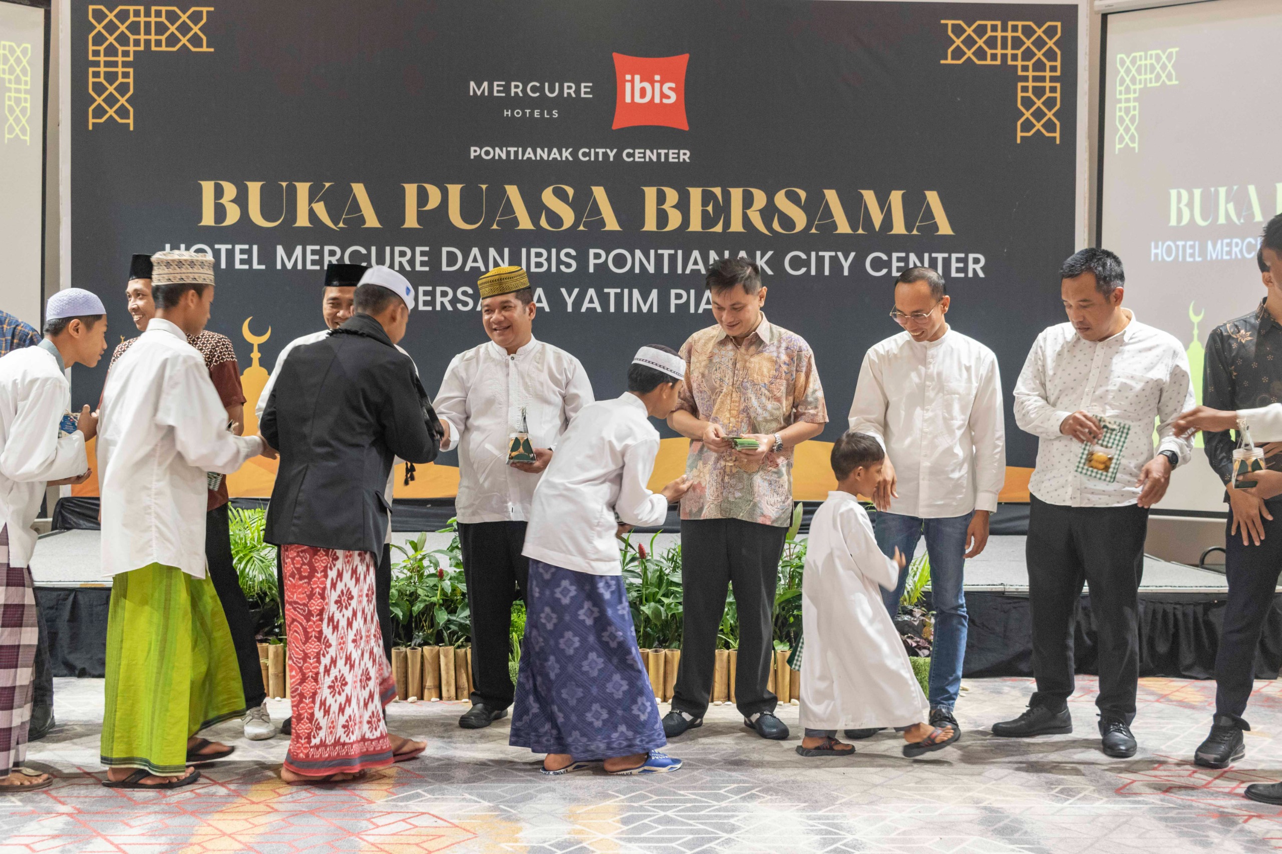 BERBAGI: Hotel Mercure & Ibis Pontianak Berbagi Berkah Bersama Anak Panti Asuhan.