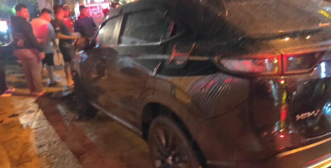 TERBAKAR: Sejumlah warga sekitar Sungai Raya, tampak menghampiri mobil Honda HR-V RS yang tiba-tiba terbakar di Jalan Ahmad Yani II, Sungai Raya, Minggu (16/3) petang.