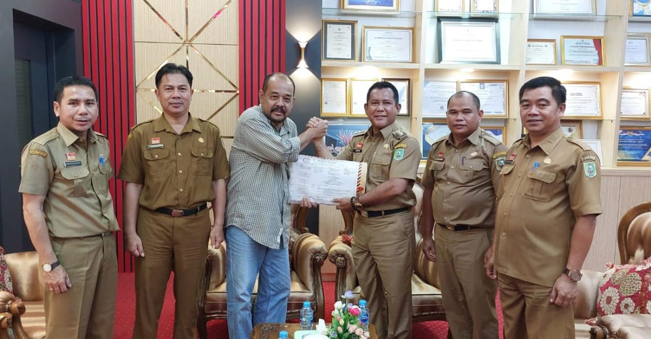 Salah satu penangkar dan juga pemilik rumah burung walet (RBW) di Sanggau, Supardi saat bertemu Penjabat Bupati Sanggau, Suherman, Rabu (18/3) untuk melaporkan dugaan kasus pajak daerah walet.