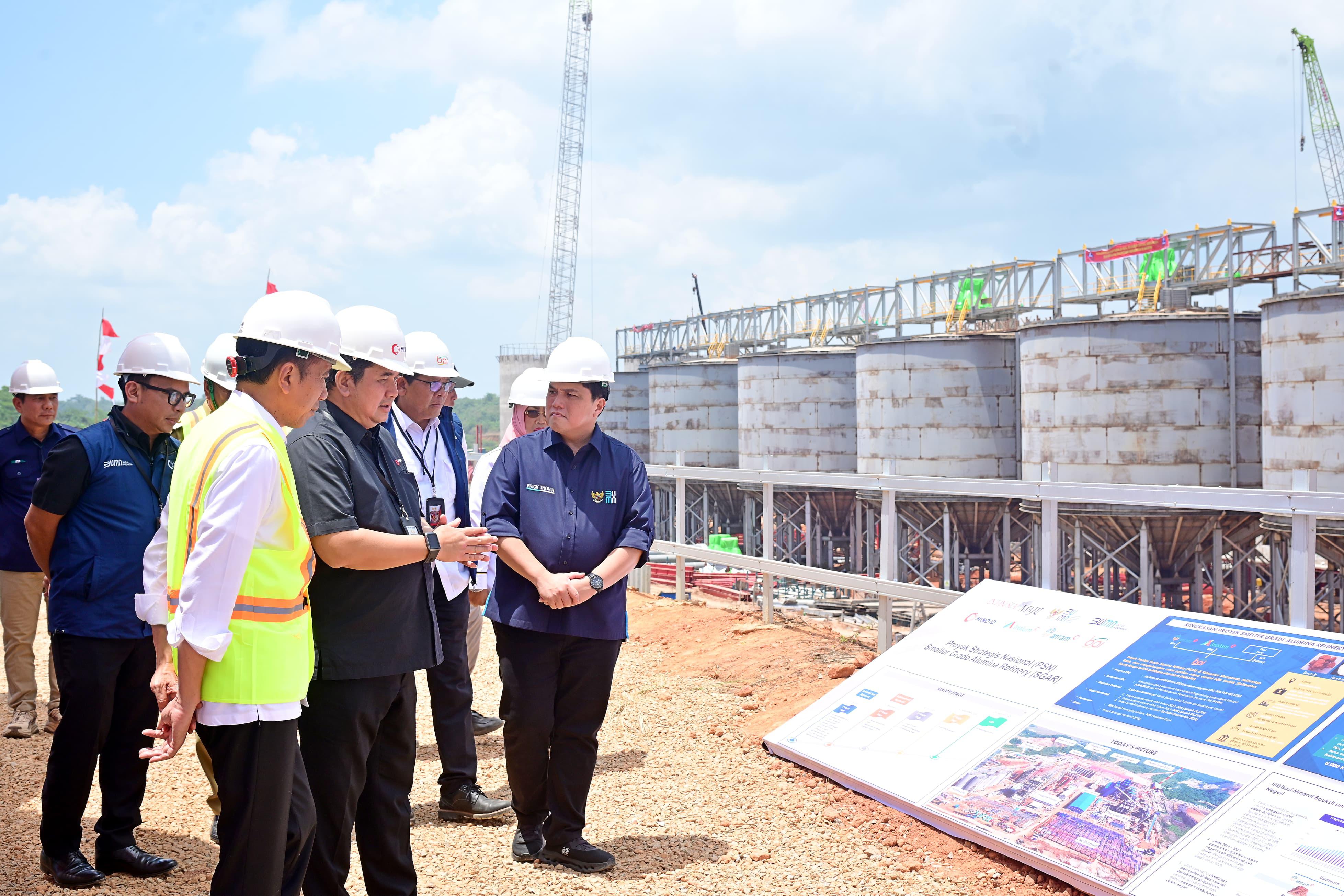Joko Widodo bersama Menteri BUMN Erick Thohir dan Direktur Utama MIND ID Hendi Prio Santoso saat berkunjung melihat Smelter Grade Alumina Refinery Phase 1 di Kabupaten Mempawah, Kalbar Rabu (20/3).