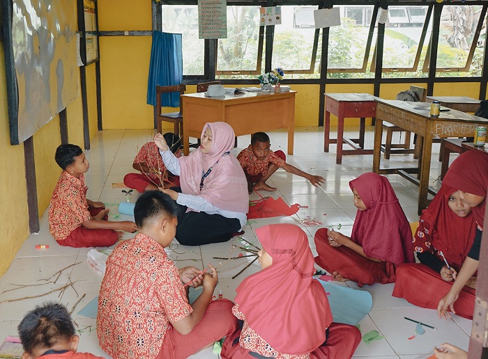 MINIATUR MANGROVE: Jian Pangestika bersama muridnya di SD Negeri 5, Patok 21, Desa Limbung mendampingi membuat pohon mangrove.