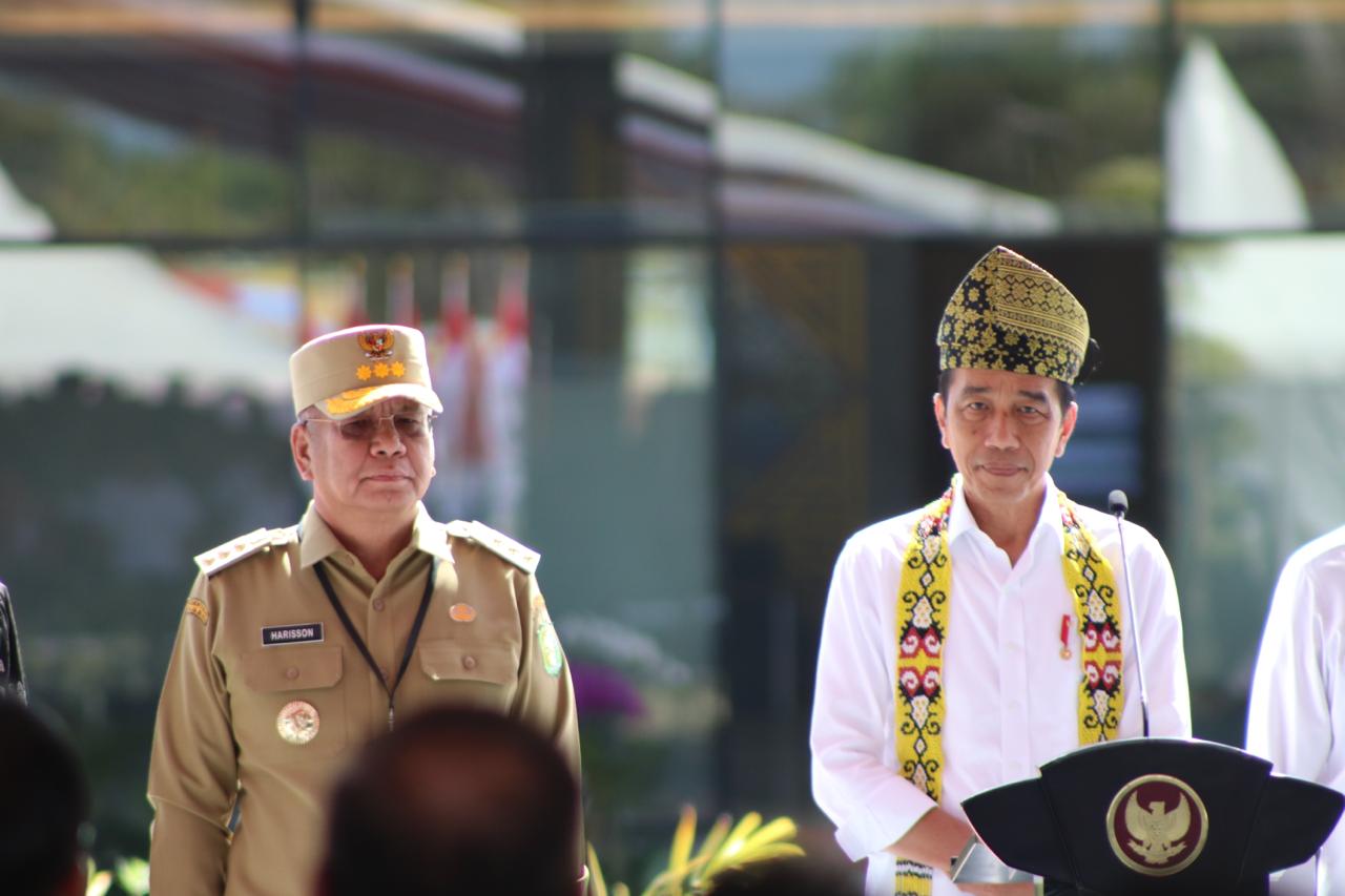 Pj Gubernur Harisson saat ikut mendampingi Presiden Jokowi meresmikan Bandara Singkawang, Rabu (20/3).