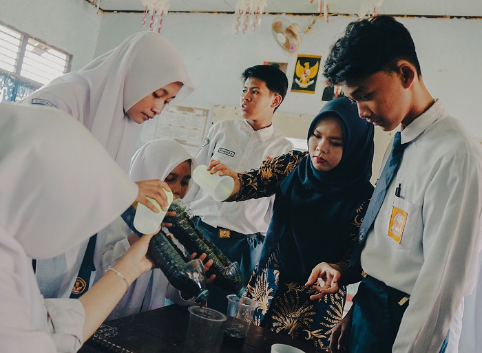 PRAKTIK: Siswa didampingi Melly Indah Yani, guru IPA SMP Negeri 12, Desa Limbung, melakukan praktik simulasi gambut di dalam kelas.