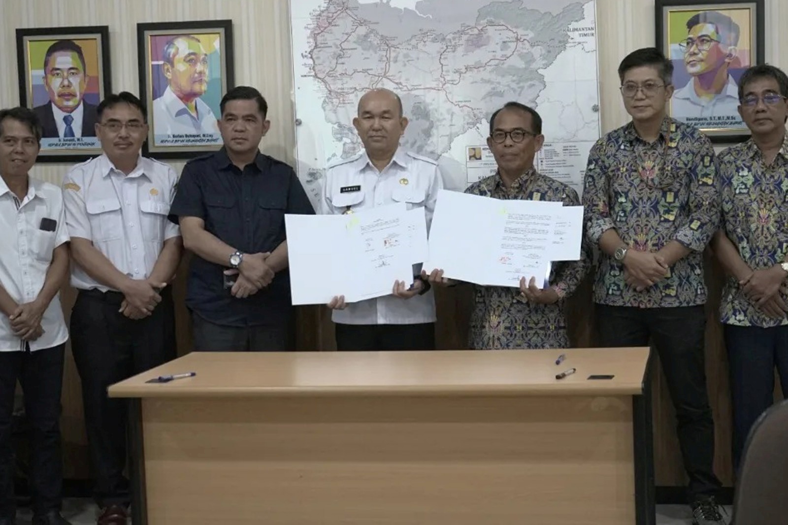 TERIMA HIBAH: Pj Bupati Landak Samuel menerima perjanjian hibah BMN dari Kementerian PUPR Rabu (13/3).
