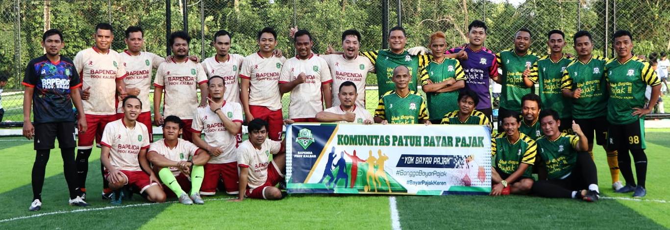 KOMUNITAS: Tim Mini Soccer Bapenda melakukan sosialisasi taat pajak kendaaran pada komunitas bola.