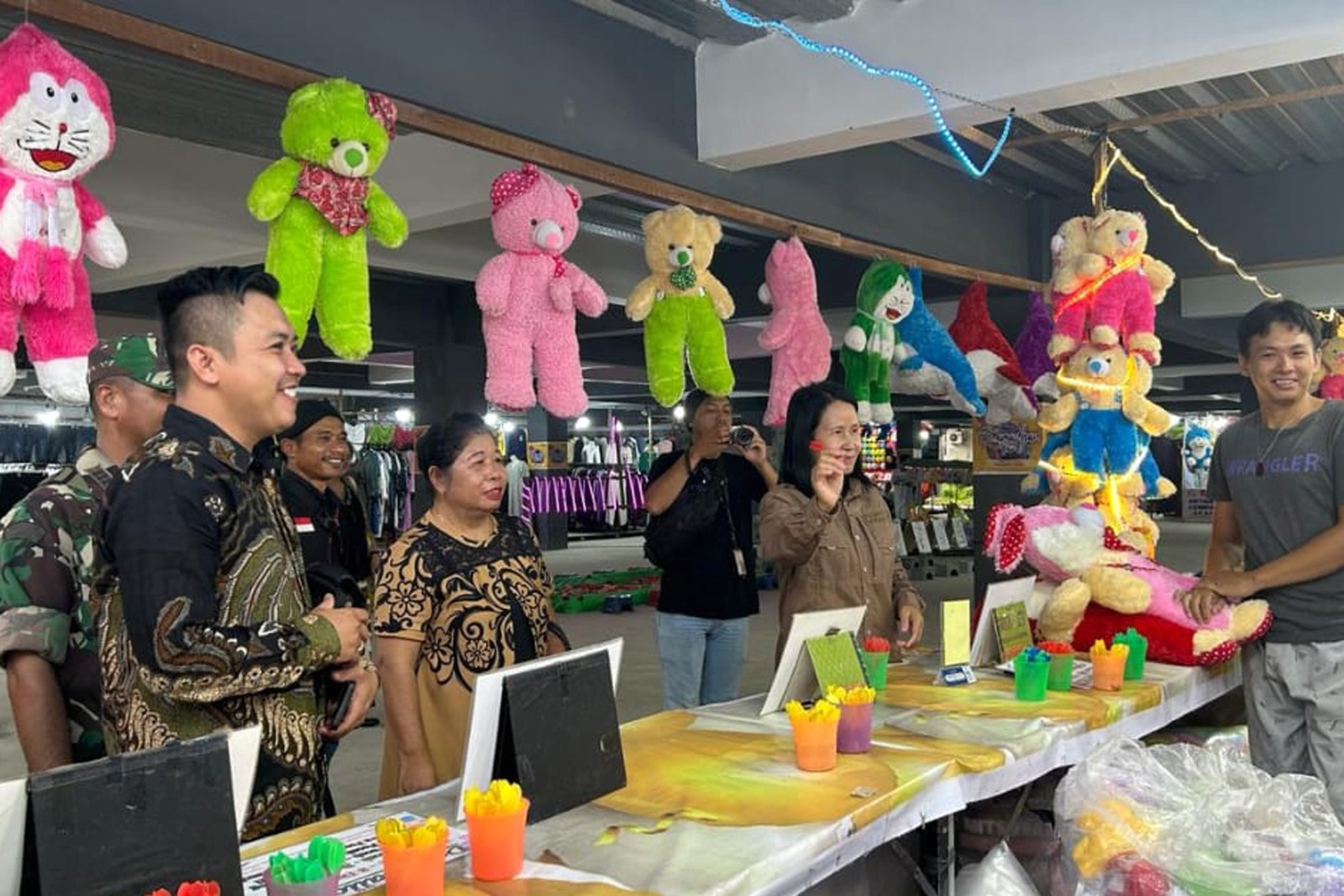 TINJAU: Asisten Administrasi Umum Sekda Landak Theresia Limawardani meninjau lapak pedagang pada Ramadhan Fair di Stadion Indoor Bujakng Nyangko Ngabang, Jumat (15/3).