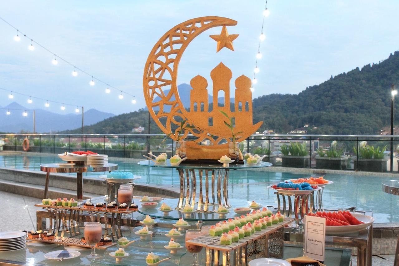 FAVORIT: Selain menu yang enak dan lengkap, pengunjung juga dapat menikmati waktu berbuka dengan pemandangan matahari terbenam dari BaReLo lantai 3 Swiss-Belinn Singkawang.