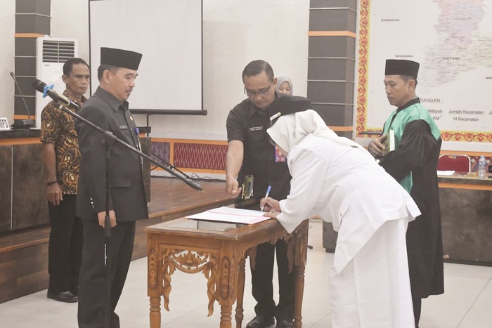 LANTIK : Asisten I Bidang Pemerintahan dan Kesejahteraan Rakyat Kabupaten Sintang, Herkolanus Roni mengambil sumpah dan melantik kepala desa antar waktu Desa Mungguk Entawak, Kecamatan Ketungau Hulu.