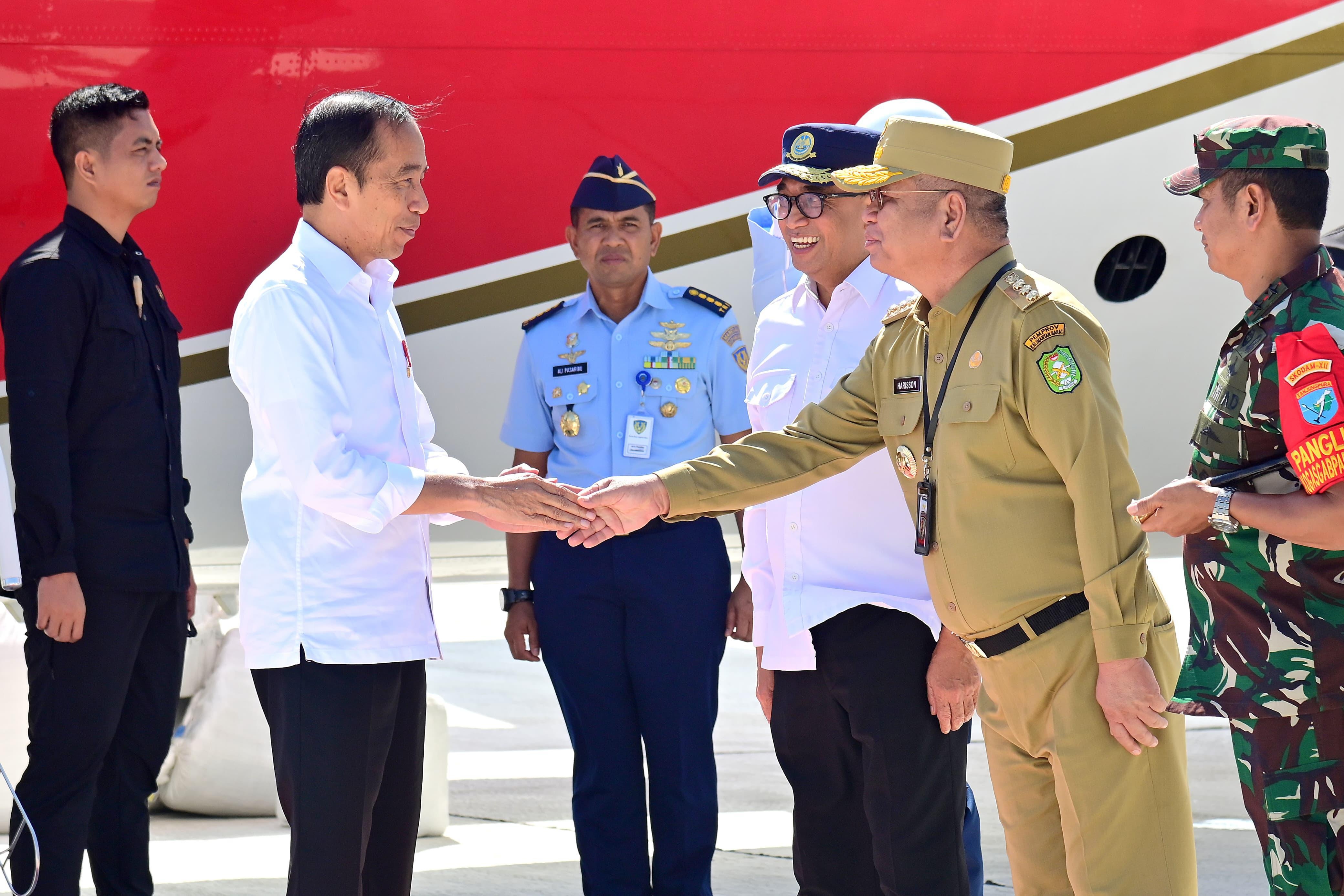Pj Gubernur Harisson bersalaman dengan Presiden Jokowi saat menyambut kedatangan kepala negara tersebut di Bandara Singkawang, Rabu (20/3).