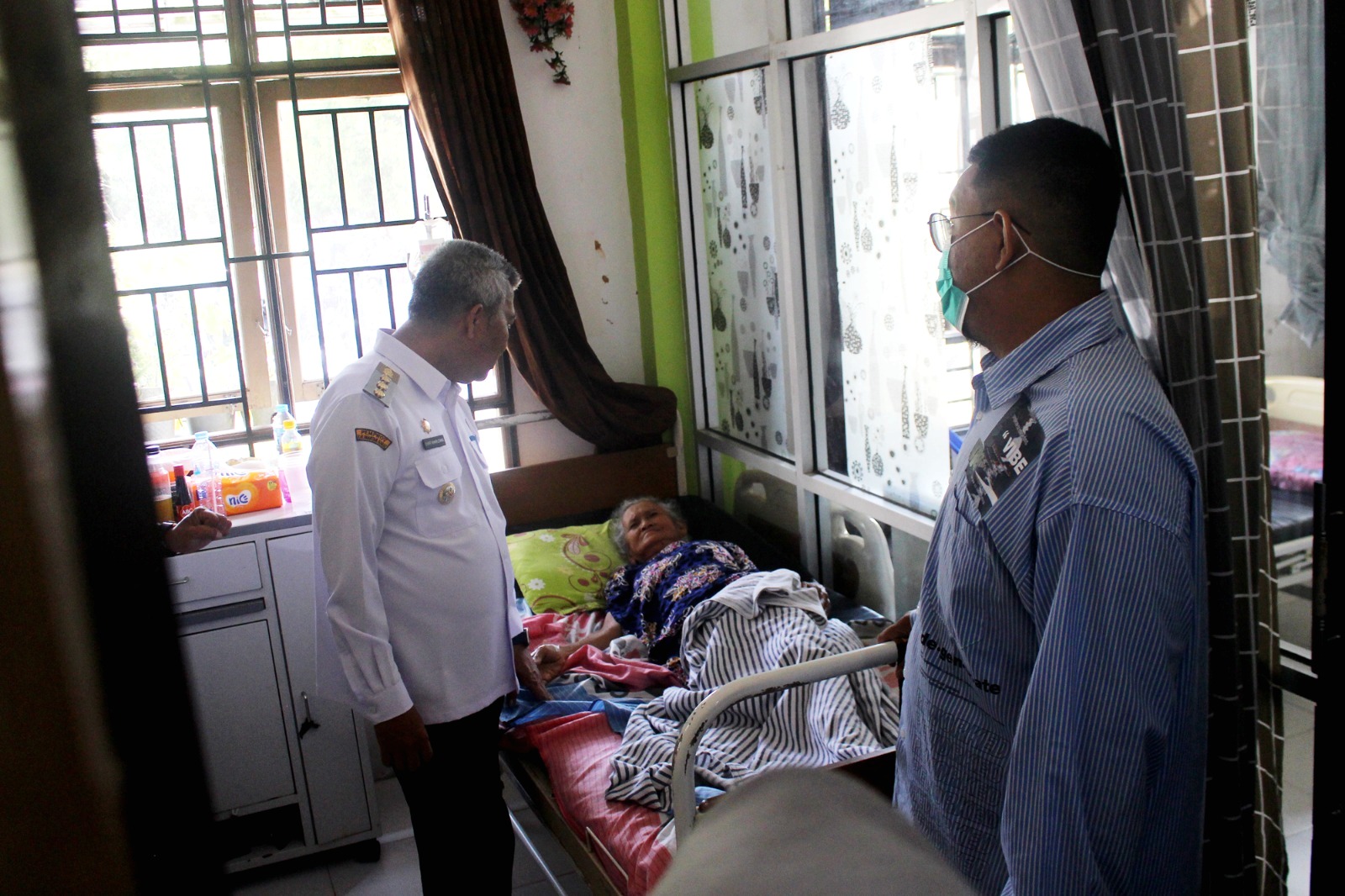 TINJAU: Pj Bupati Kubu Raya, Syarif Kamaruzaman meninjau pelayanan Puskesmas Sungai Ambawang.