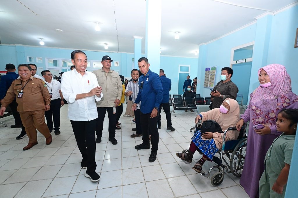 SAPA: Presiden Jokowi menyapa para pasien saat berkunjung ke RSUD Sekadau, Kamis (21/3).&nbsp;