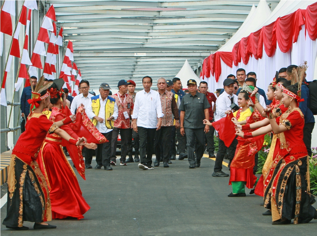 Presiden Republik Indonesia, Joko Widodo didampingi Pj Gubernur Kalbar, Harisson meresmikan Kembaran Jembatan Kapuas 1 di Pontianak, Kamis (21/3).