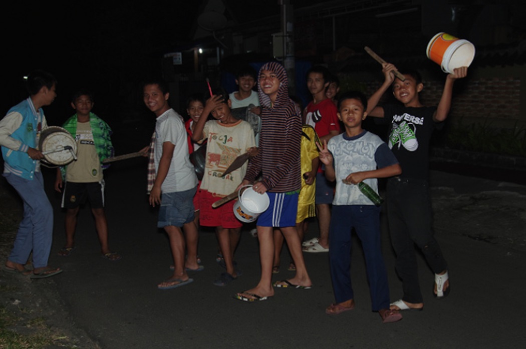 Kelompok remaja dan anak-anak ini sengaja tidur di masjid selepas sholat tarawih, untuk bertugas menjadi El-mesaharaty pada pukul 02.30 WIB sampai selesai.
