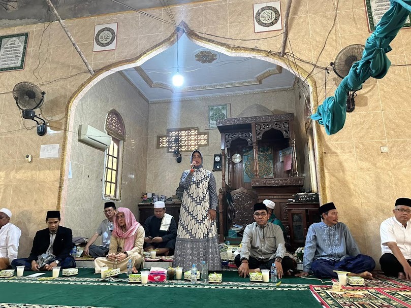 SAMBUTAN: Bupati Erlina memberikan sambutan saat memimpin Safari Ramadan yang dipusatkan di Masjid Jamiul Kautsar, Desa Sungai Kunyit Hulu, Sabtu (23/3).