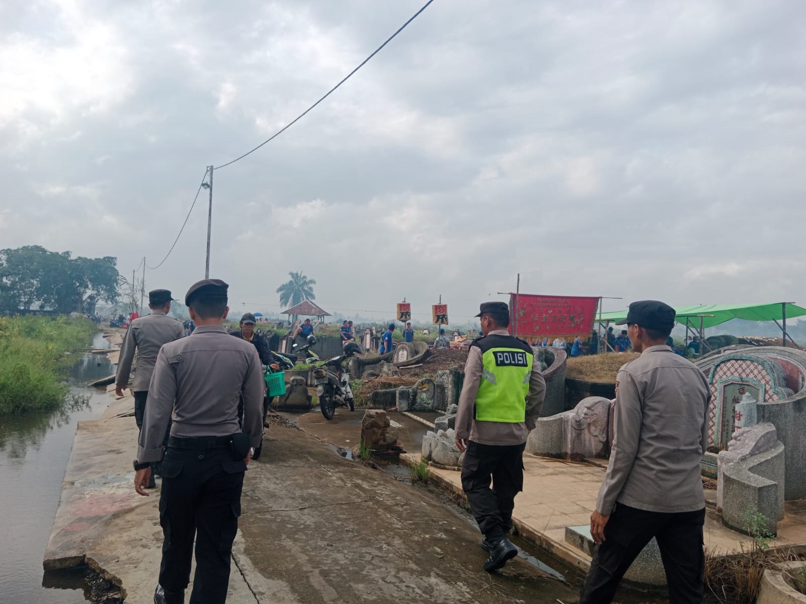 SEMBAHYANG KUBUR: Sejumlah Personel Polres Kubu Raya melakukan pengamanan ritual Sembahyang Kubur di Pemakaman Yayasan Bhakti Suci Jl Adisucipto Km 7, Desa Parit Baru, Kecamatan Sungai Raya.
