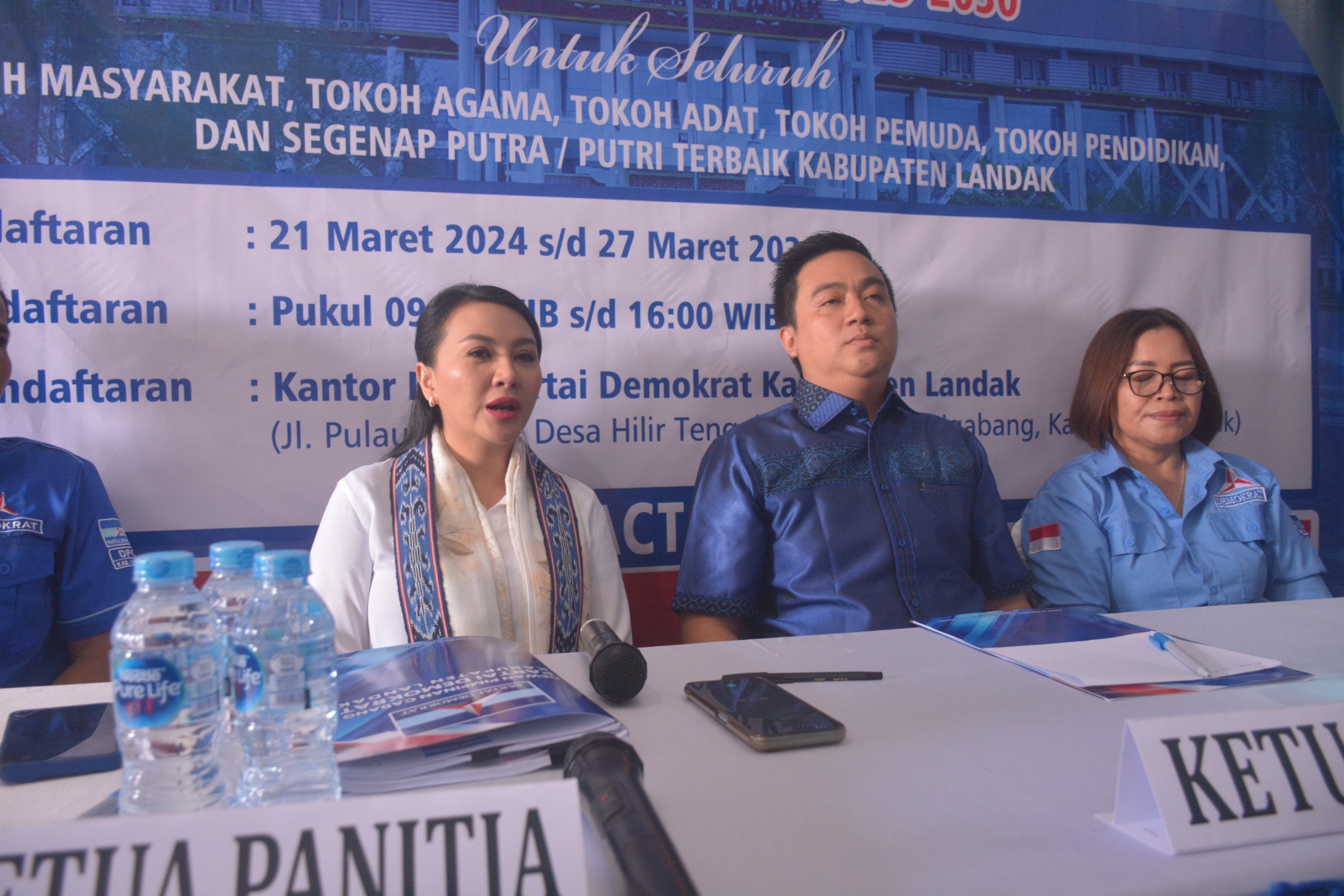 DAFTAR: Karolin Margret Natasa mendaftar bakal calon bupati melalui Partai Demokrat pada Senin 25/3).