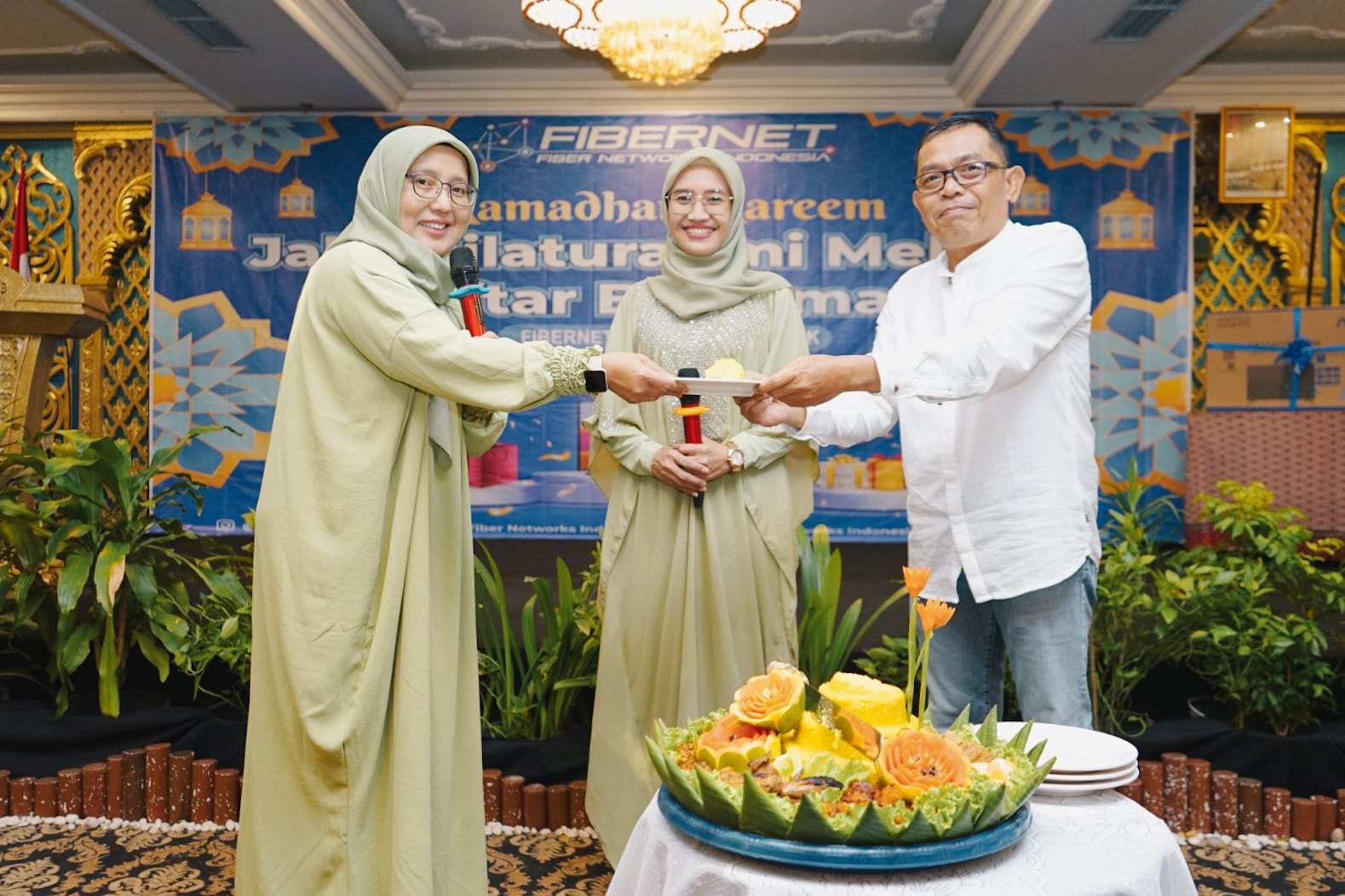 LUNCURKAN : Penyerahan tumpeng dari Vice President Sale Fibernet, Rini Irawati kepada perwakilan mitra, sebagai tanda diluncurkannya Fibernet di Pontianak, Senin (25/3).