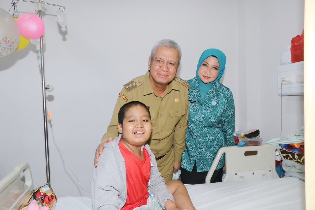 Pj Gubernur, Harisson bersama Pj Ketua TP-PKK, Windy Prihastari foto bersama salah satu pasien anak pengidap kanker usai memberikan kado, serta semangat di RSUD Soedarso, Senin (25/3).