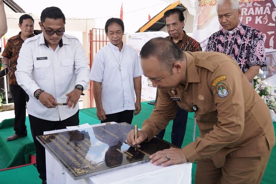 TANDA TANGAN: Sekda Ketapang, Alexander Wilyo, menandatangani prasasti sebagai tanda diresmikannya Gedung Asrama WPK, Senin (25/3).