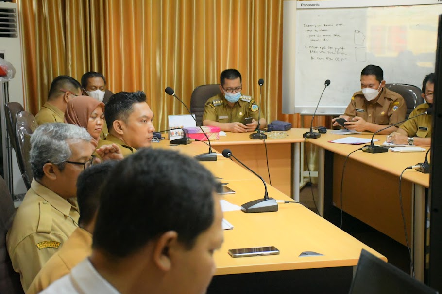 Pj Bupati Kayong Utara, Romi Wijaya, bersama jajarannya mendengarkan arahan secara virtual dari Irjen Kemendagri, dalam menghadiri Rapat Koordinasi (Rakor) Inflasi Tahun 2024.