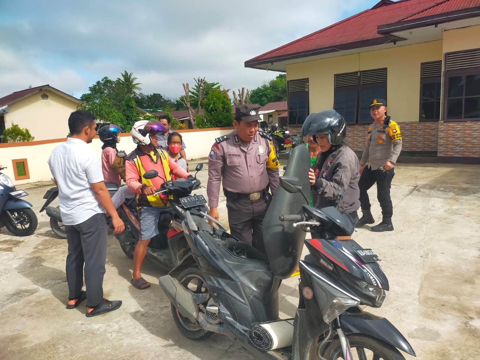 OPERASI PEKAT: Polisi memeriksa setiap sepeda motor yang melintas di depan Mako Polsek Ngabang, Senin (25/3).