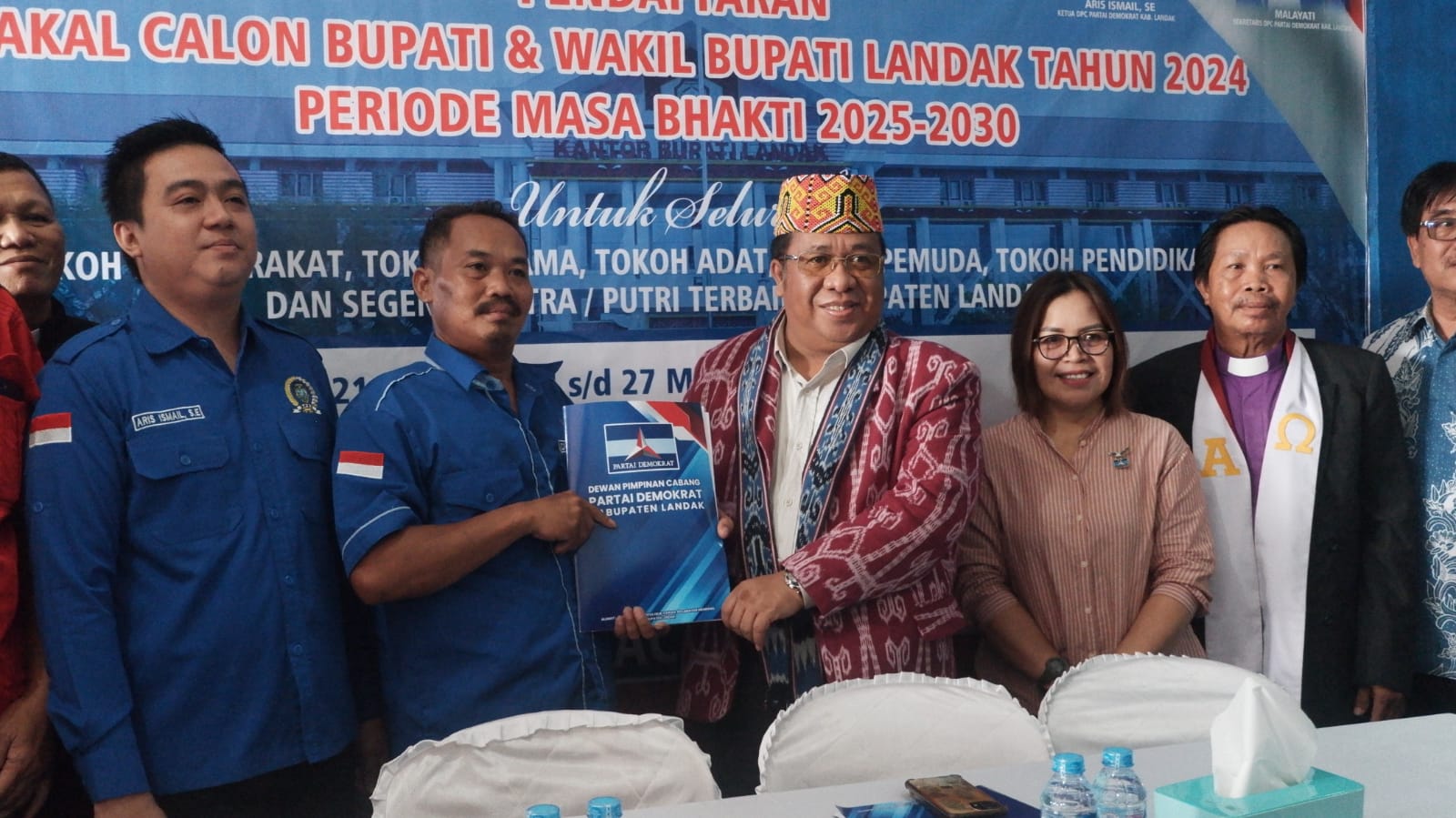 Heri Saman bersama rombongannya mendaftar menjadi balon bupati ke DPC Partai Demokrat, Rabu (27/3).