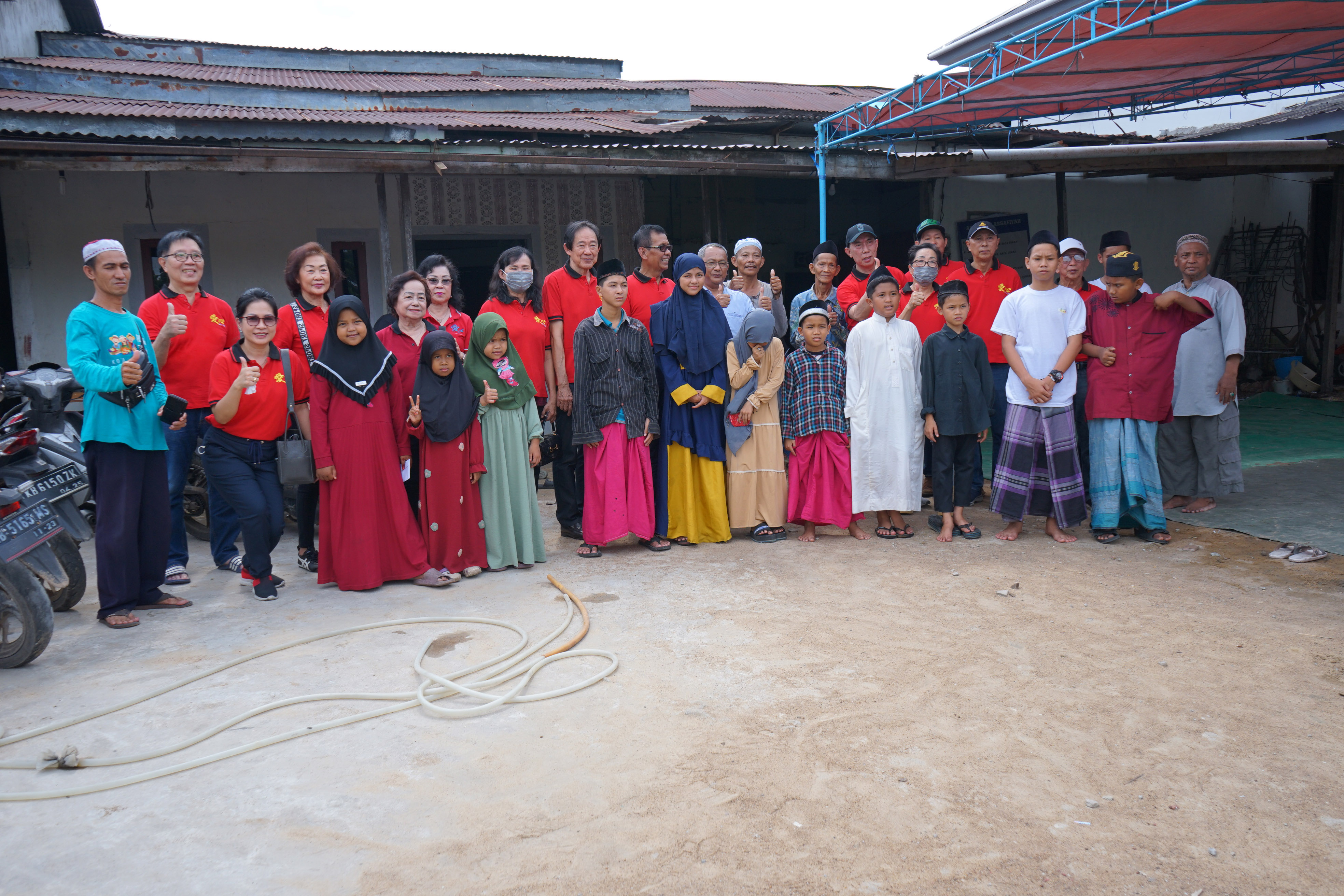 BERBAGI KASIH: Wadah Himpun Kasih (Ai Xin ) memberikan santunan di bulan Ramadan di dua lokasi yang berada di Pontianak Utara. FOTO; HARYADI/PONTIANAKPOST