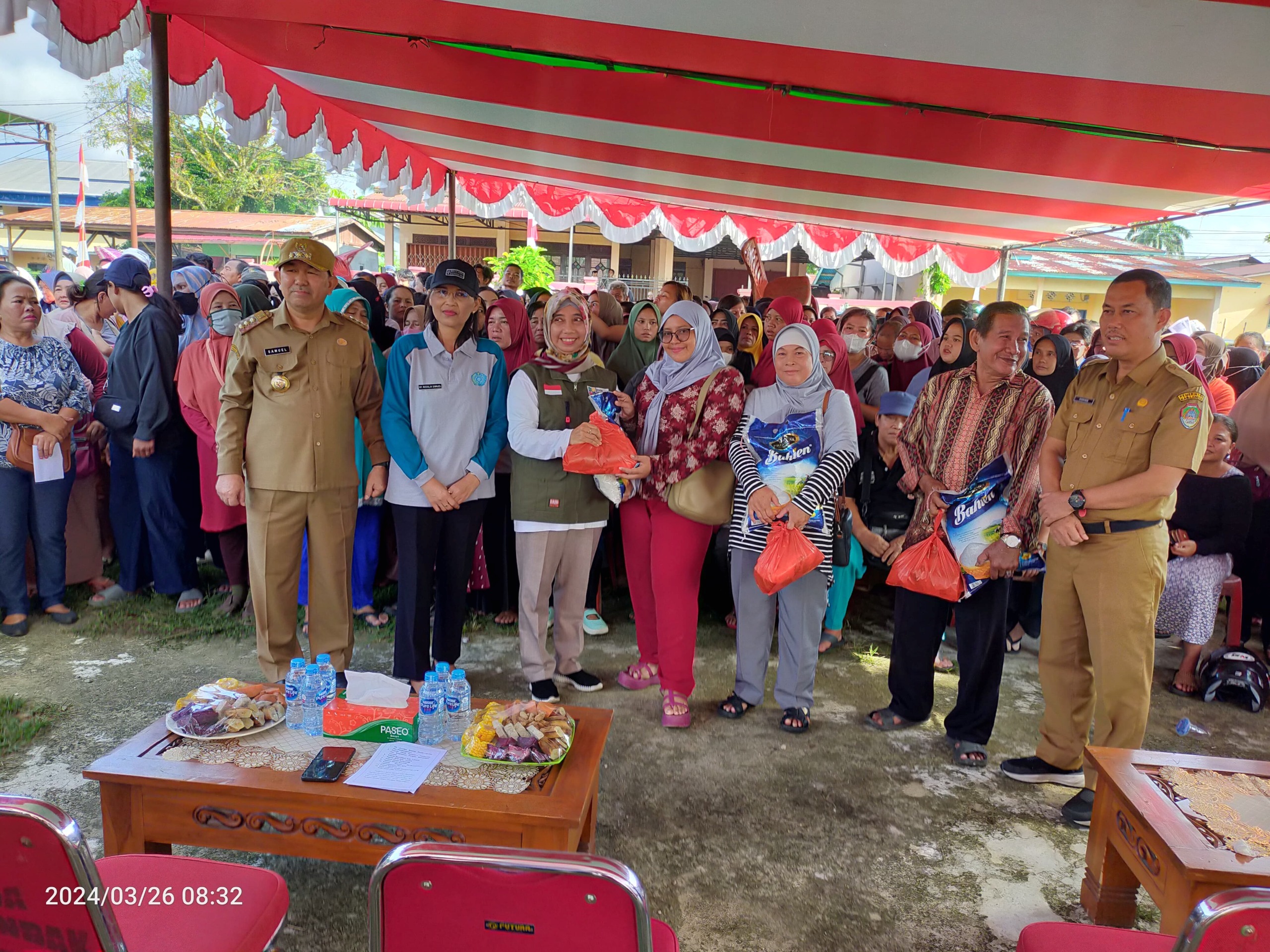 PASAR MURAH: Kegiatan Gerakan Pangan Murah (GPM) di halaman Dinas Pertanian Perikanan dan Ketahanan Pangan Kabupaten Landak pada Selasa (26/3).