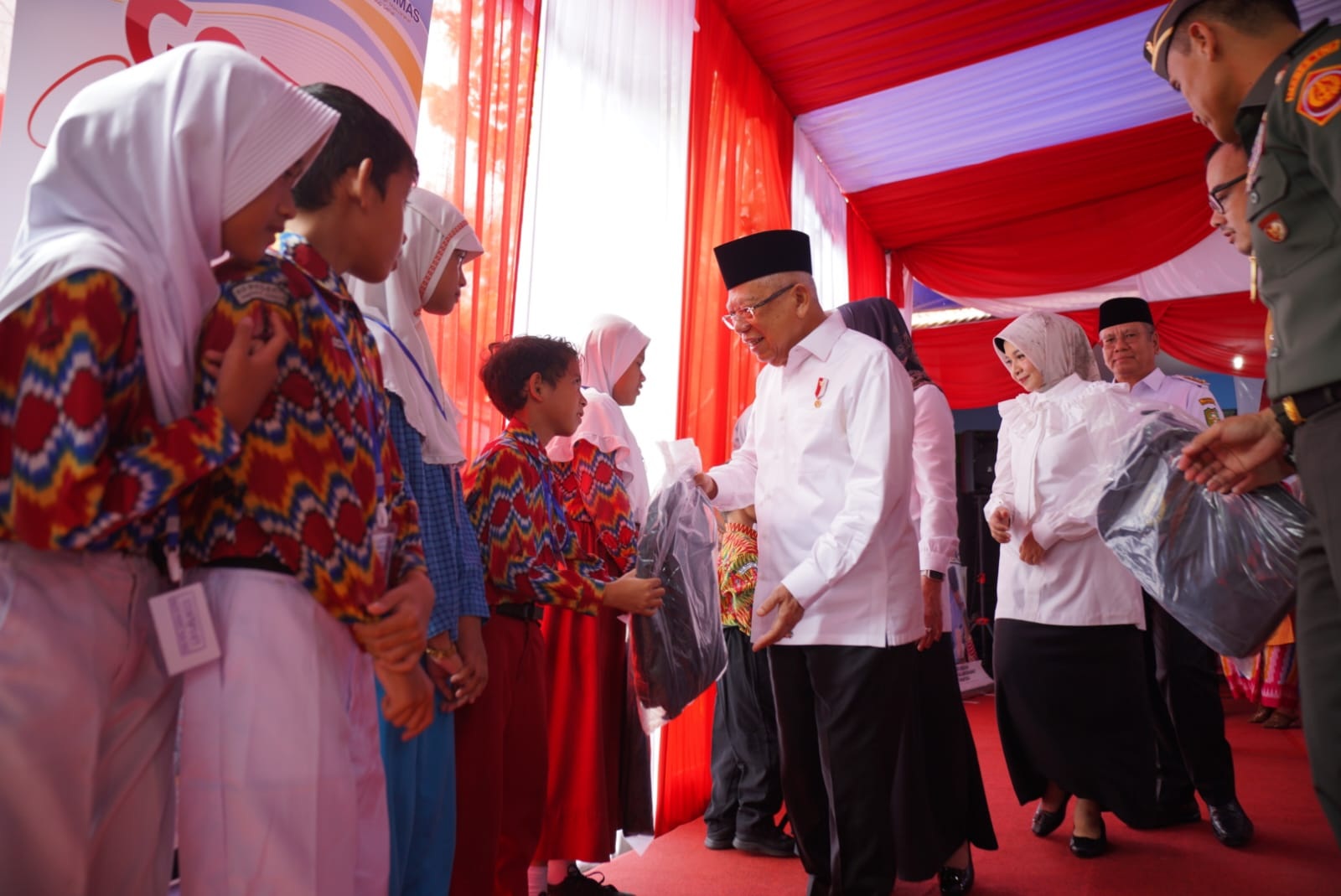 Wakil Presiden Ma&rsquo;ruf Amin meminta peningkatan kualitas pelayanan Posyandu Surya Sehat yang berlokasi di Gang Al Qadar Jalan Parit Haji Husin (Paris) I, Kelurahan Bangka Belitung Laut.