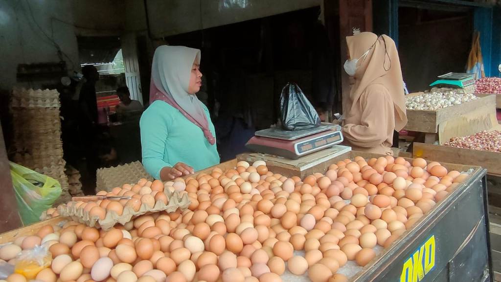 TELUR : Aktivitas pedagang telur di Sungai Pinyuh.