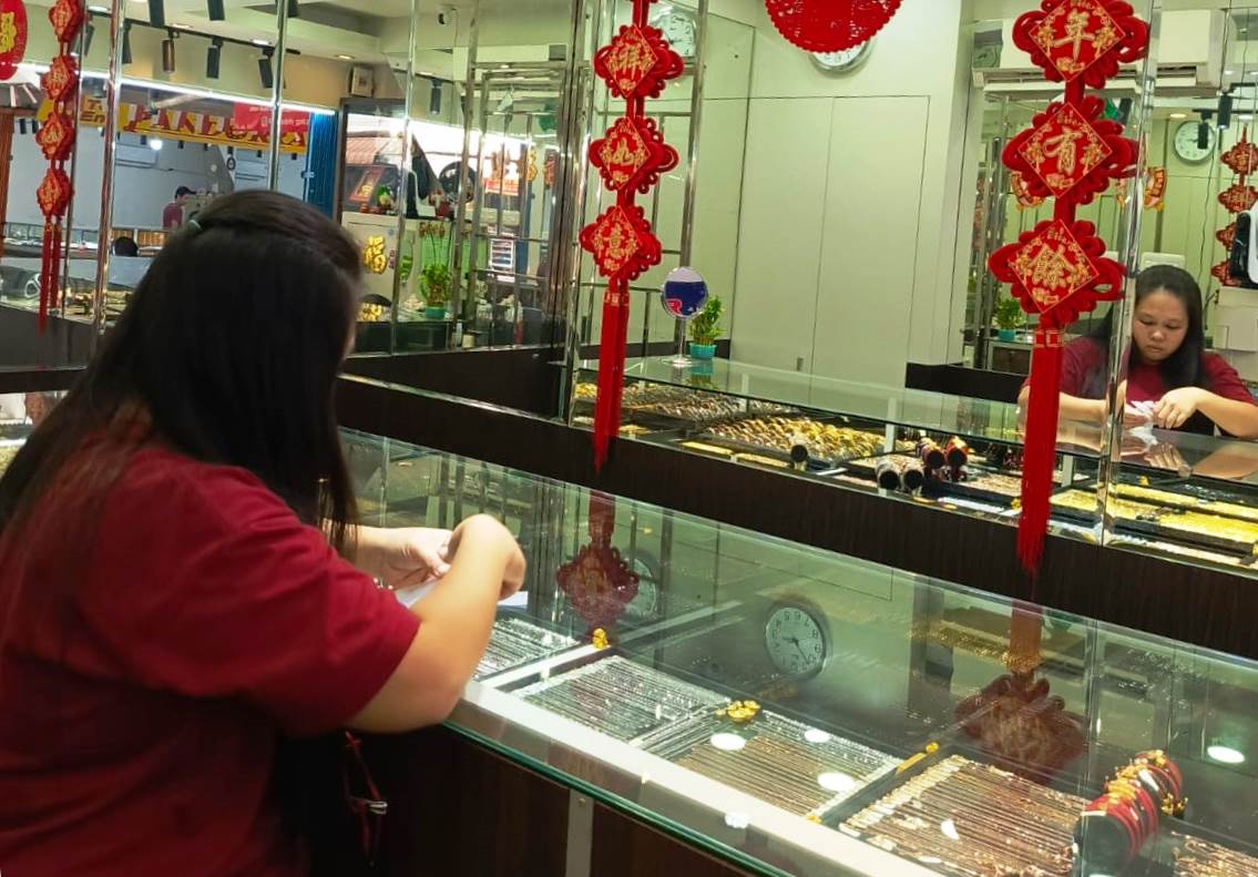 EMAS : Infinity Gold, salah satu toko perhiasan emas di Kota Pontianak yang terletak di Jalan Nusa Indah II.