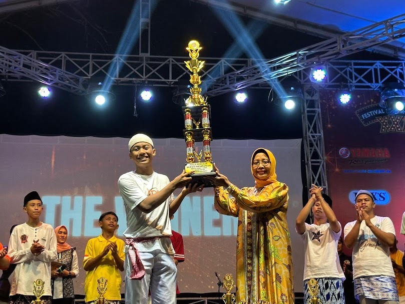 PENYERAHAN PIALA: Bupati Mempawah Erlina menyerahkan piala kepada pemenang FSS ke-21 tahun 2024 di Kabupaten Mempawah yang resmi ditutup pada Sabtu (30/3) malam di Stadion Opu Daeng Menambon Mempawah.