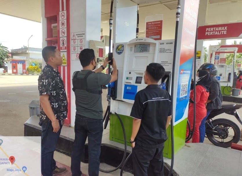 PATROLI: Personel Polsek Sungai Pinyuh melakukan patroli dan monitoring di salah satu SPBU di wilayah hokum mereka, kemarin.