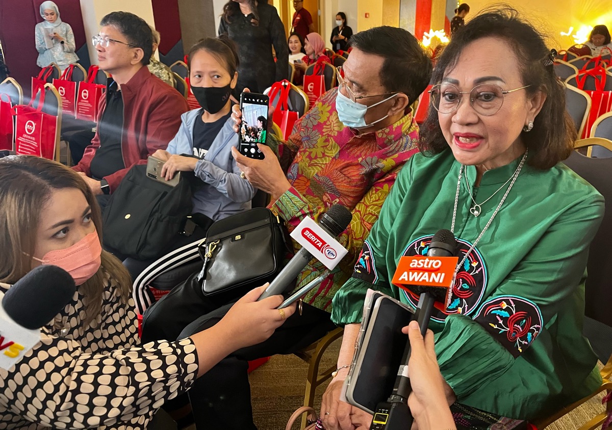 Netty Rampalino (66) menceritakan pengalamannya menjalani operasi lutut di KPJ Kuching dengan teknologi robotik.