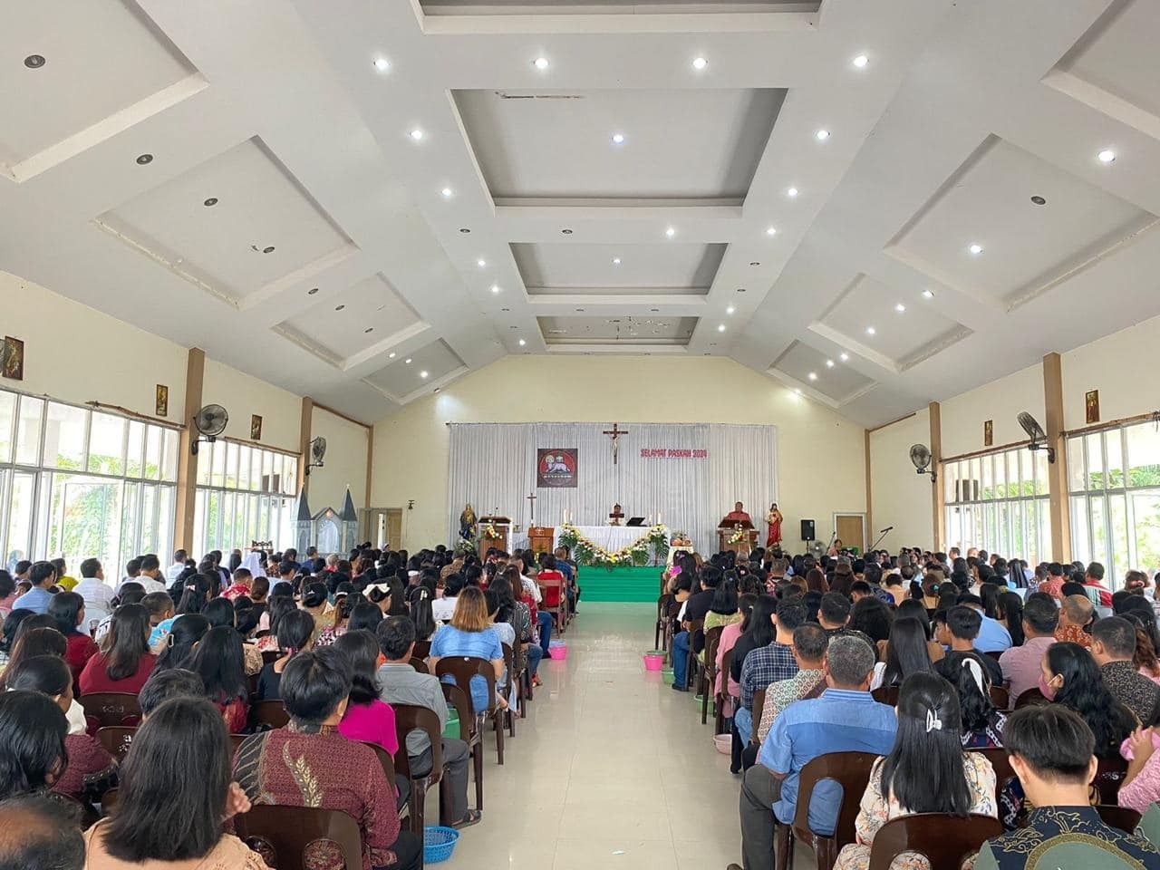 MISA PASKAH: Suasana Misa Paskah di Gereja Katolik Salib Suci Ngabang, pada Minggu, (31/3)