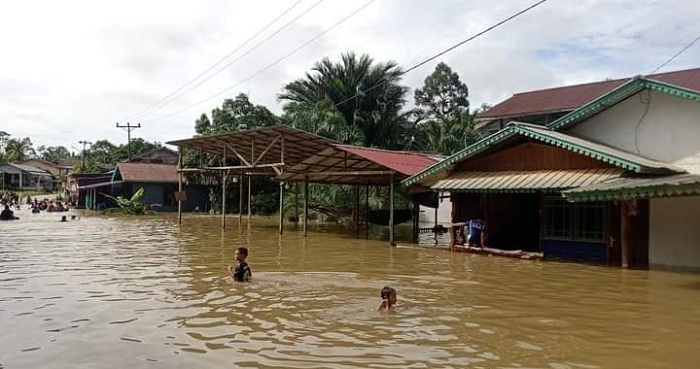 Banjir merendam Desa Serimbu Kecamatan Air Besar, Senin (1/4).
