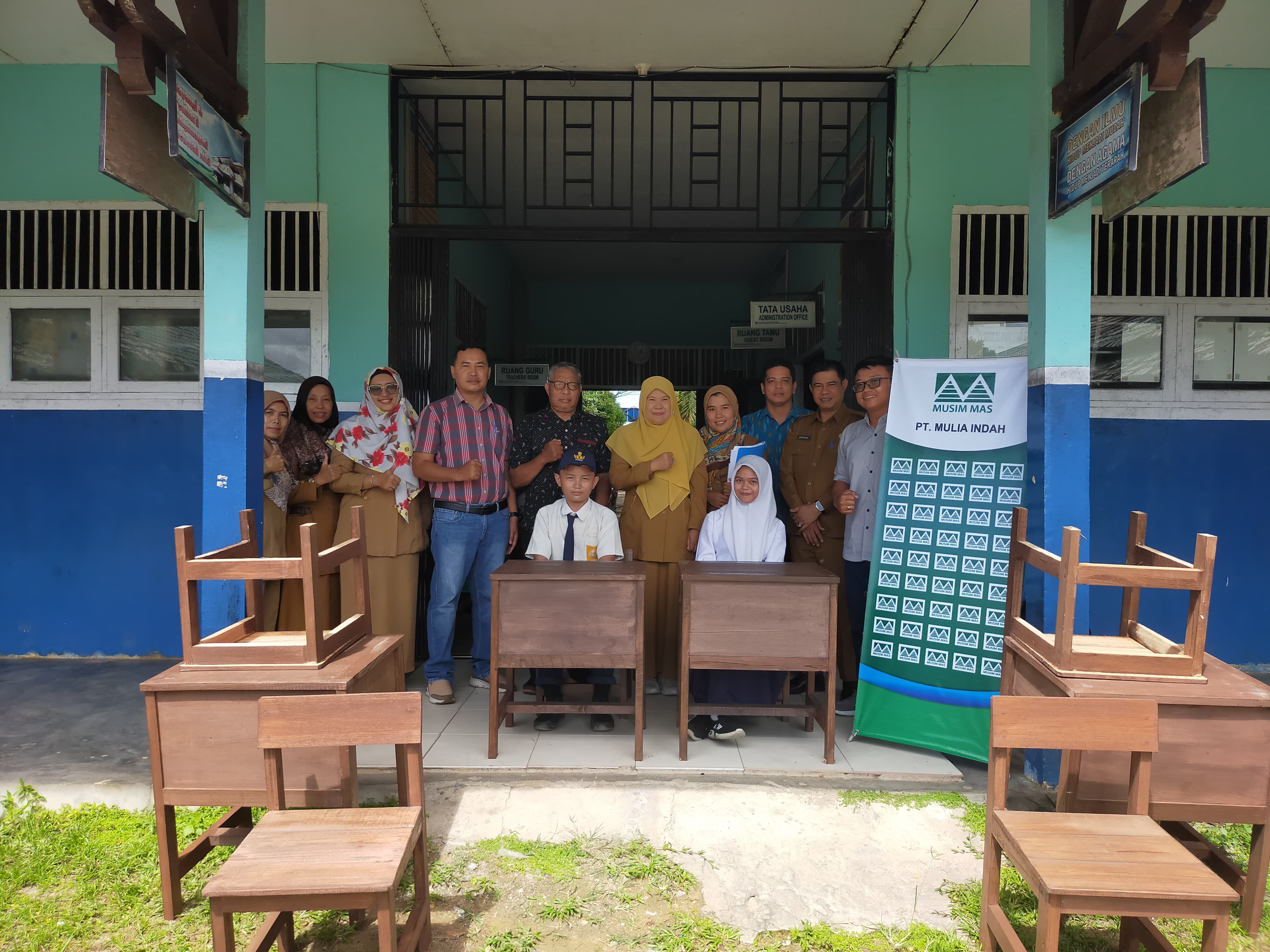 Perwakilan dari PT MI saat serahkan Sarpras pendidikan ke SMP N 7 Sambas.