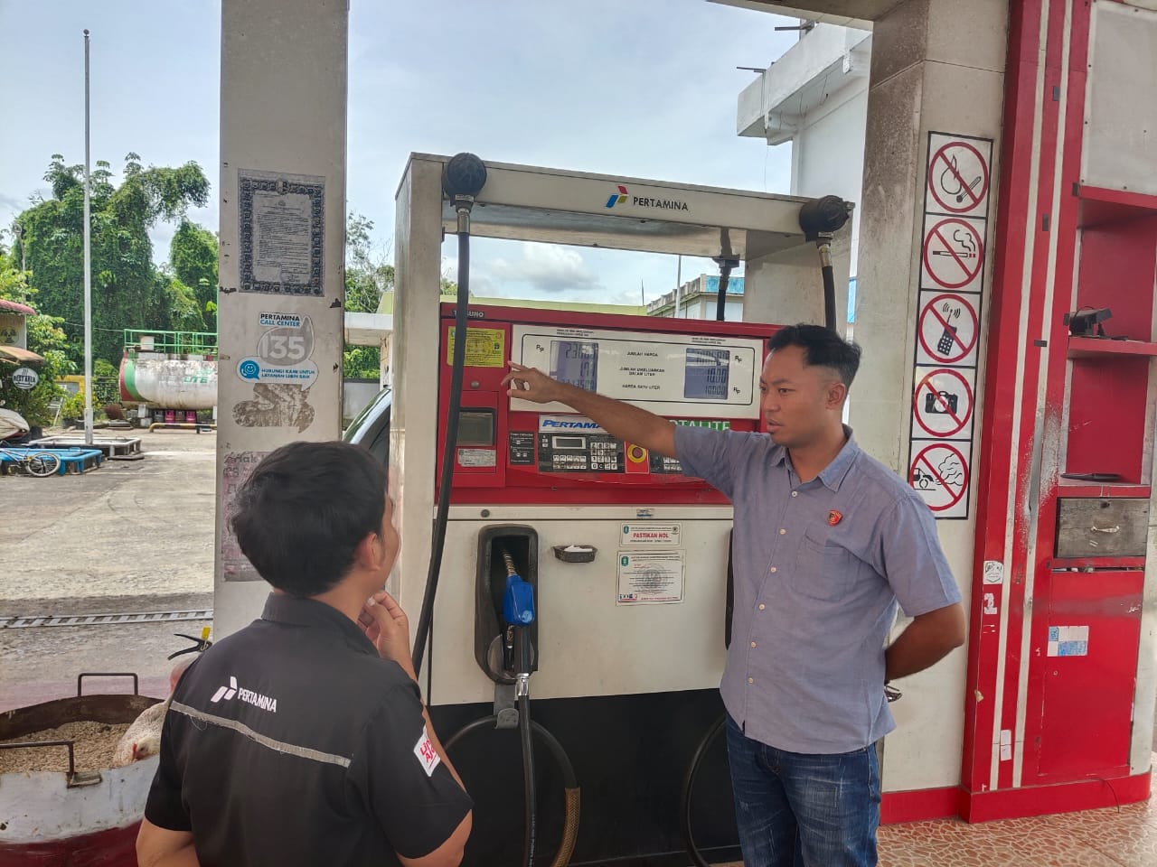PENGECEKAN: Satreskrim Polres Sintang saat melakukan pengawasan dan pengecekan sejumlah SPBU di wilayah Kota Sintang.