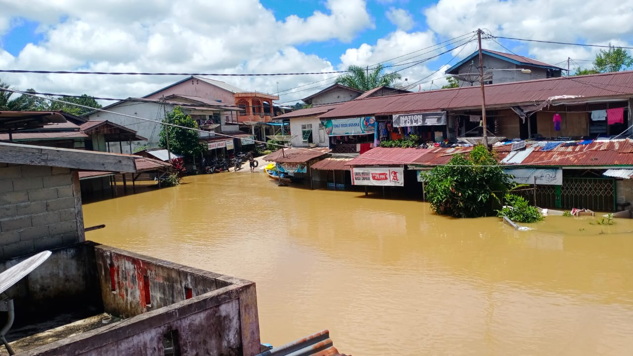 Deretan pertokoan di Terminal Kuala Behe tutup akibat banjir, Selasa (2/4).