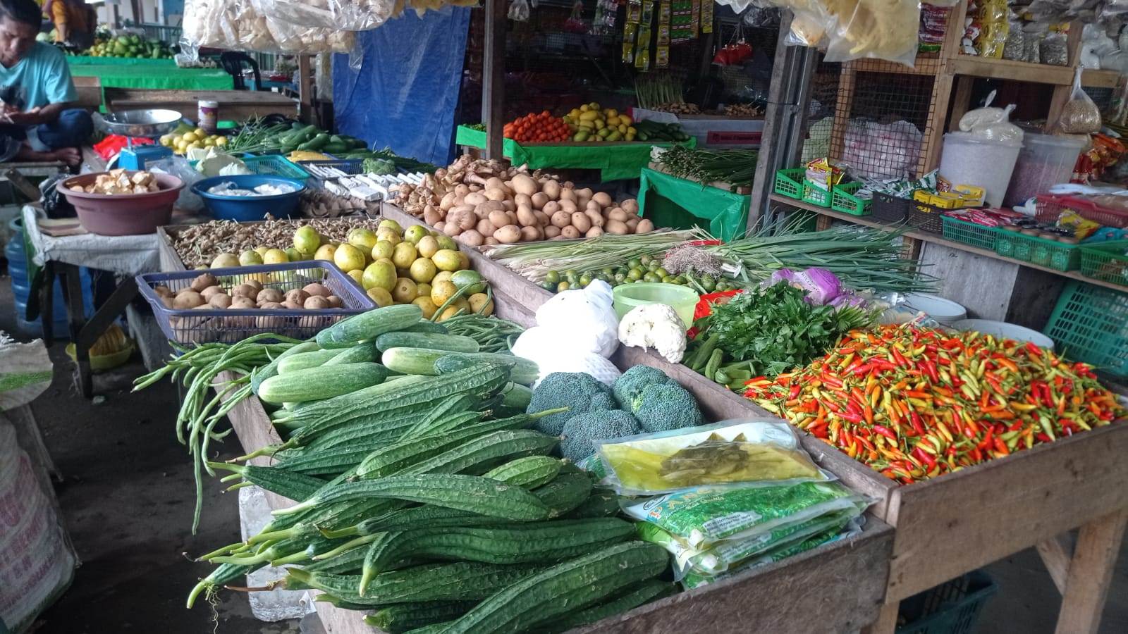 BAHAN POKOK: Sejumlah komoditas di pasar tradisional Sambas harganya mengalami naik turun menjelang Idulfitri.
