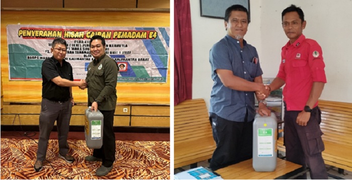 Feri Irawan General Manager Administrasi PT WSL memberikan hibah cairan pemadam E4 kepada Kepala KPH Kubu Raya (kiri), di lokasi lain Tunggul Anggoro memberikan E4 kepada pihak Manggal Agni (kanan).