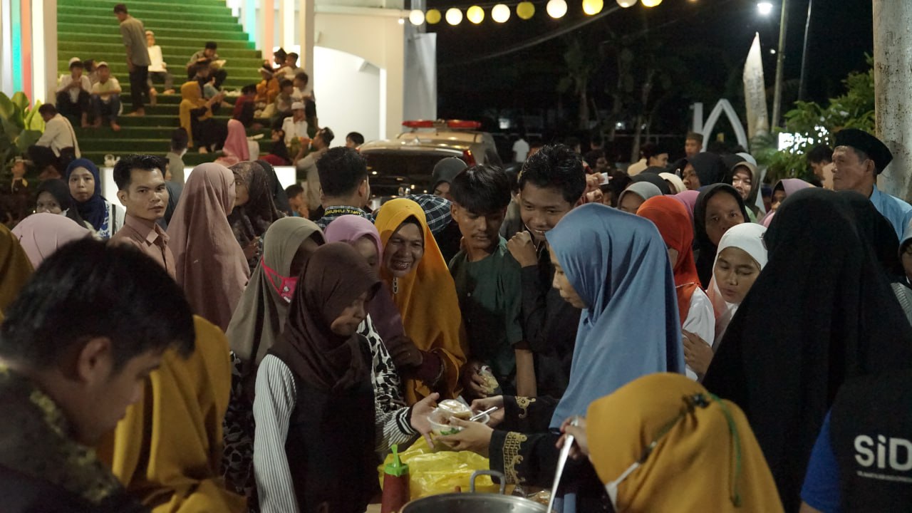 RAMAI : Suasana Buka Puasa Bersama Akbar di Masjid Ismuhu Yahya.