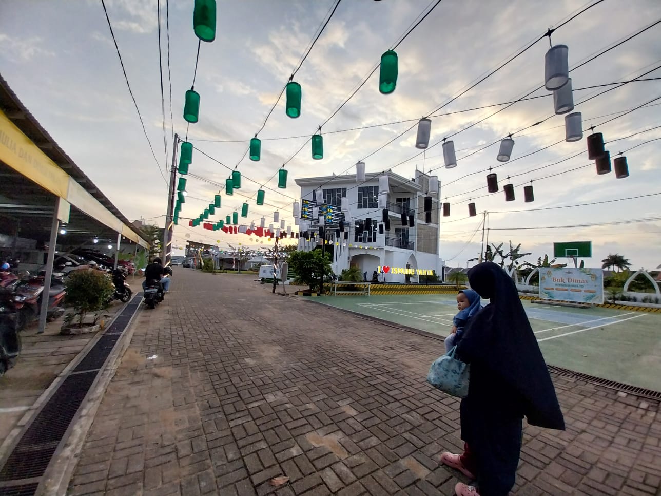 Masjid Ismauhu Yahya di Desa Parit Besar, Kecamatan Sungai Raya, Kabupaten Kubu Raya.