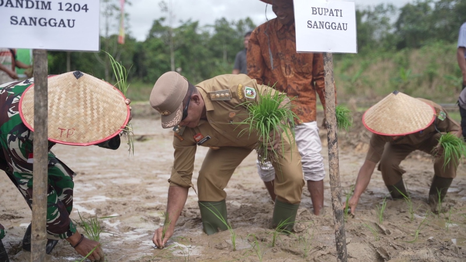 GNPIP&nbsp;: Pj Bupati Sanggau Suherman menghadiri Gerakan Tanam Padi dan Tanam Jagung Hibrida dari program Gerakan Nasional Pengendalian Inflasi Pangan (GNPIP) Kabupaten Sanggau Tahun 2024.