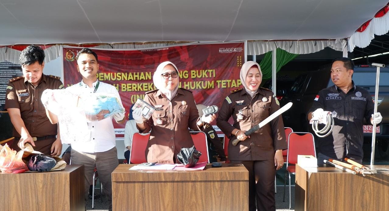 PEMUSNAHAN: Kejaksaan Negeri (Kejari) Sanggau saat melakukan pemusnahan barang bukti, belum lama ini.