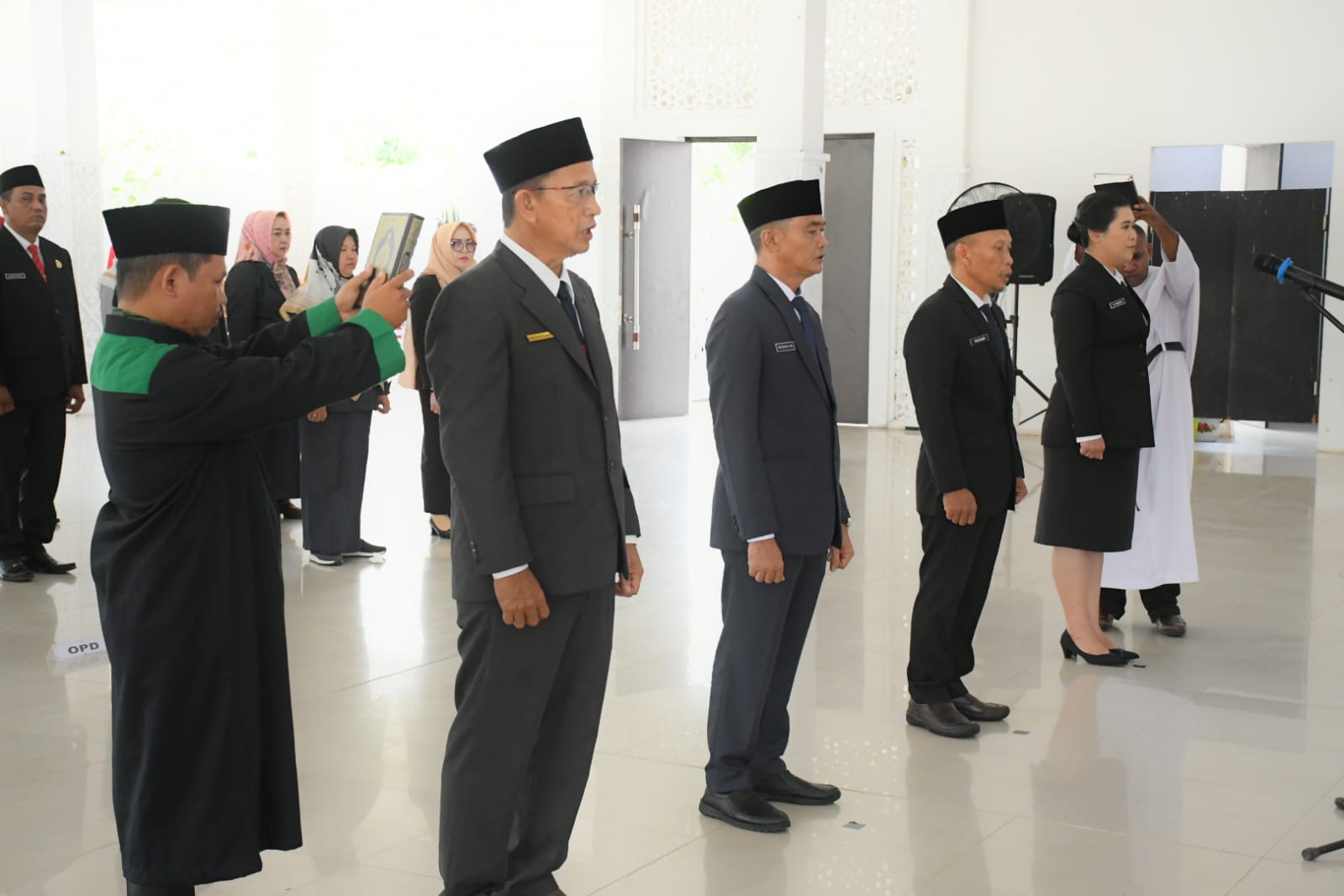 MELANTIK : Penjabat (Pj) Bupati Kayong Utara Romi Wijaya saat melantik empat Pejabat Pimpinan Tinggi Pratama (Eselon 2b).