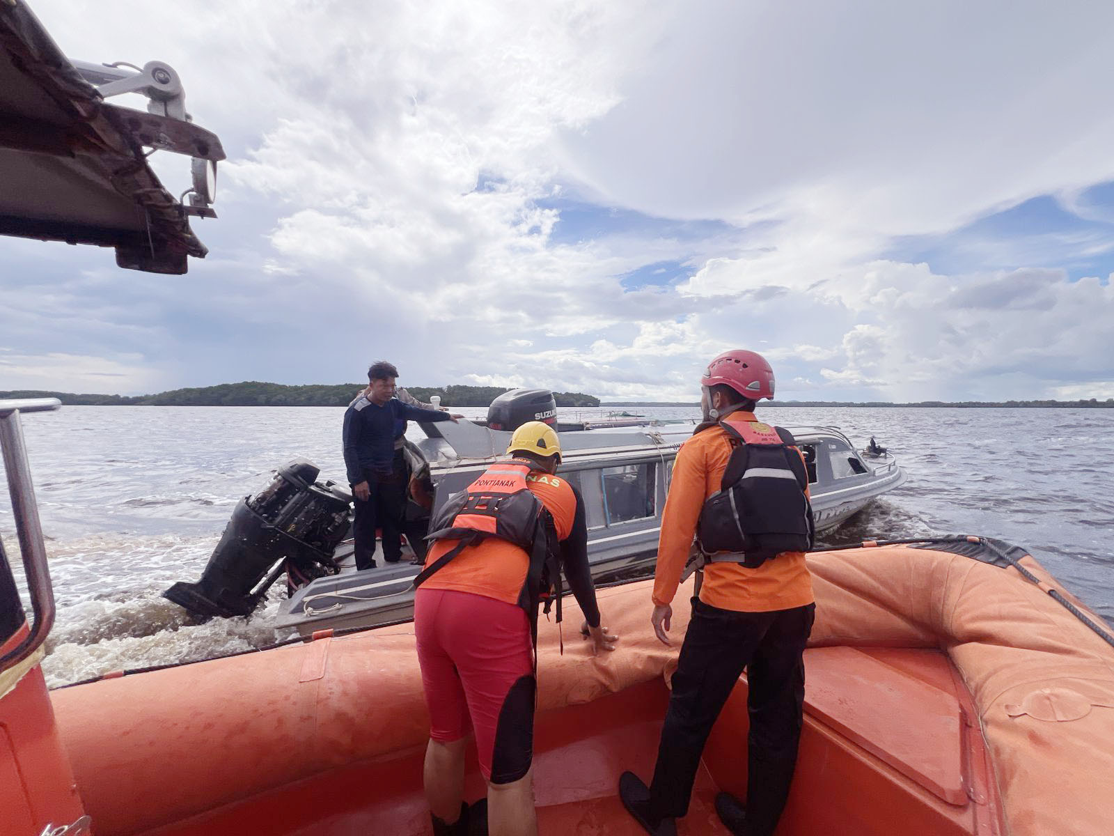EVAKUASI : Petugas saat melakukan evakuasi terhadap penumpang speedboat mengalami mati mesin.