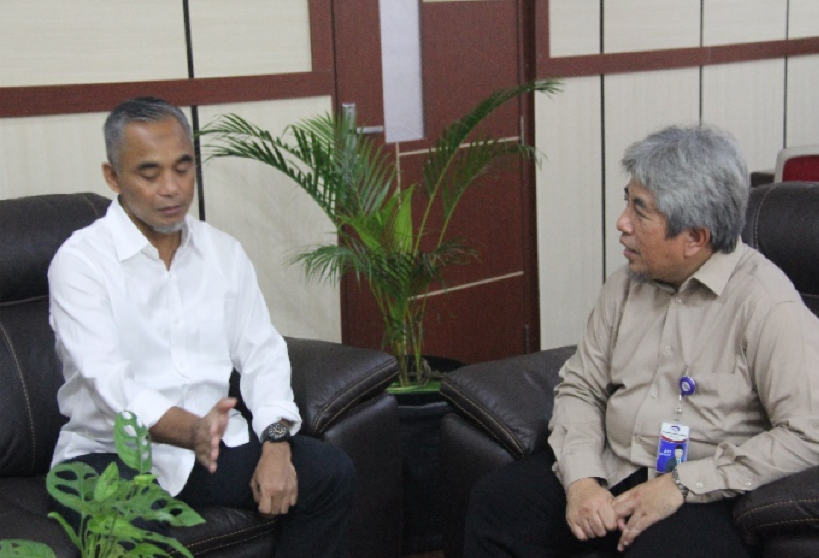 BERDISKUSI : Pertemuan BRM PTPN IV Regional V dengan Kepala BPKP Kalsel, berdiskusi banyak hal, salah satunya adalah pengentasan stunting.