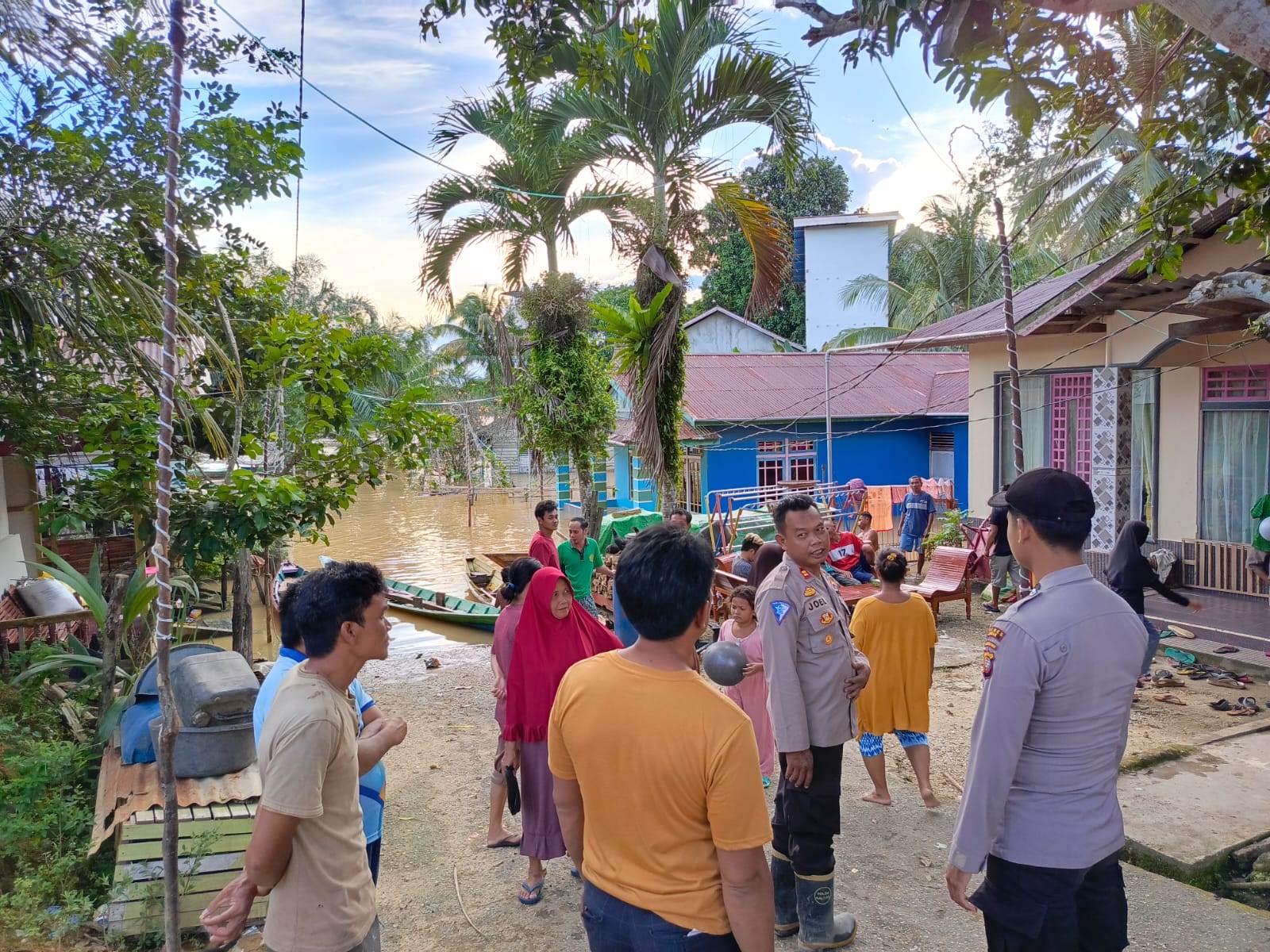KORBAN BANJIR: Personel Polsek Kuala Behe mendatangi TKP korban tenggelam di Dusun Sejaya Desa Kuala Behe, Kecamatan Kuala Behe, Selasa (2/4) sore.